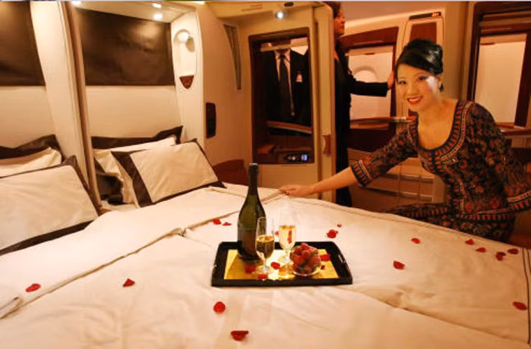 7. Phòng riêng trên máy bay Airbus A380, giá: 20.000 USD. Để sở hữu căn phòng riêng trên máy bay Airbus A380, hành khách phải bỏ ra khoảng 20.000 USD. Xứng đáng với số tiền bỏ ra, hành khách sẽ được trải nghiệm các dịch vụ xa xỉ trên không trung như nghỉ ngơi phòng riêng có giường đôi, ti vi, tủ đựng đồ bên cạnh giường. Bên cạnh đó, họ còn được phục vụ những món ngon chế biến từ tôm hùm, cà phê hảo hạng.