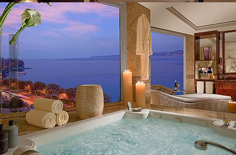 3. Phòng nghỉ khách sạn President Wilson, giá: 83.000 USD/đêm. Căn hộ Penthouse hoàng gia tại khách sạn President Wilson ở Geneva, Thụy Sỹ, được đánh giá là phòng khách sạn đắt nhất thế giới với giá 83.000 USD/ đêm. Nằm trên tầng thượng của khách sạn, căn phòng này giống như một dinh thự với 12 phòng ngủ, 12 phòng tắm được ốp lát bằng đá cẩm thạch, cùng với vị trí lý tưởng để ngắm dãy Alps.