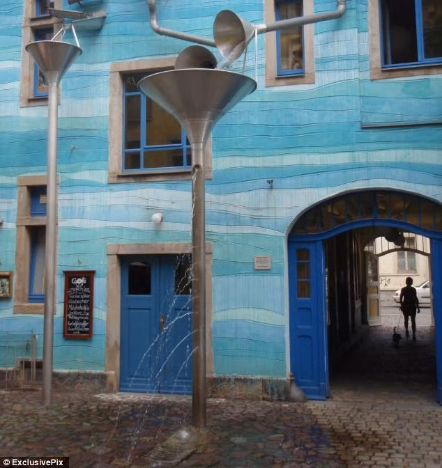 Vào những ngày mưa, người ta sẽ được thưởng thức một buổi hòa nhạc ngoài trời thú vị nhờ thiết kế độc đáo của ngôi nhà.