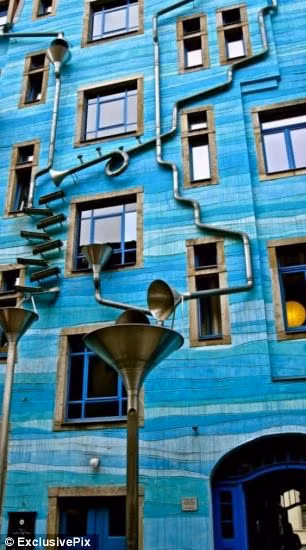 Tác giả thiết kế ngôi nhà Annette Paul cho biết, cô đã lấy cảm hứng từ ngôi nhà của mình ở thành phố Petersburg (Nga), mỗi khi mưa, những âm thanh do nước chảy trong các đường ống bên ngoài nhà đã khiến cô rất thích thú.