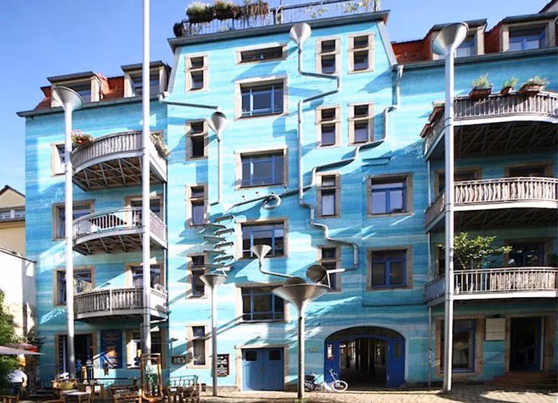 Ngôi nhà Courtyard of Elements được gắn một hệ thống ống thoát nước khá phức tạp bên ngoài mặt tiền sơn xanh nổi bật.