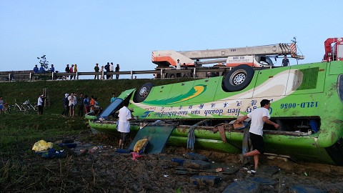 Hiện trường xe chở 35 người đi ăn cưới lật.