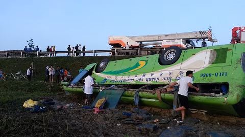 Hiện trường xe chở 35 người đi ăn cưới lật.