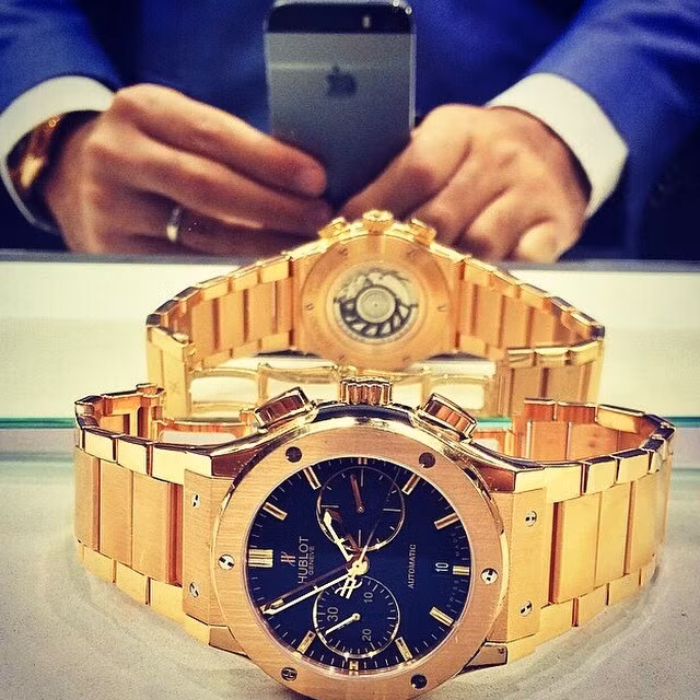 ...iPhone, đồng hồ vàng.