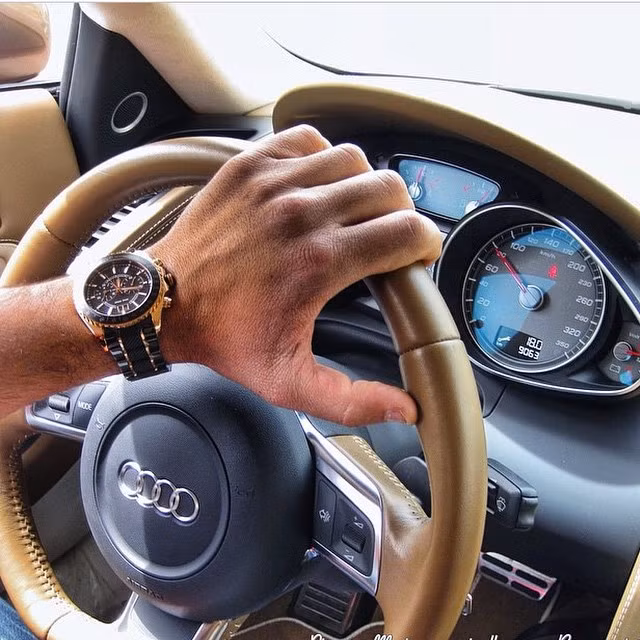 ...chiếc Audi R8 có giá hàng trăm ngàn đô.