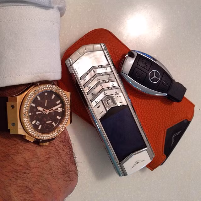 Theo chủ nhân của bức ảnh này, "đây là những thứ mà một cậu bé Ba Tư cần".