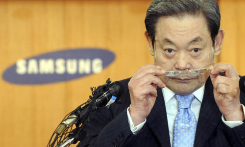 Ông Lee Kun Hee (giữa) thừa kế Samsung từ cha năm 27 tuổi, đã biến hãng trở thành một trong những tập đoàn công nghệ hùng mạnh nhất thế giới sau 45 năm.