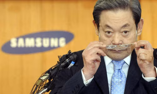 Ông Lee Kun Hee (giữa) thừa kế Samsung từ cha năm 27 tuổi, đã biến hãng trở thành một trong những tập đoàn công nghệ hùng mạnh nhất thế giới sau 45 năm.