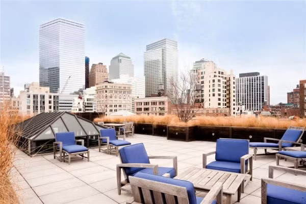 Kiểu sân thượng theo phong cách cổ điển với tầm nhìn rộng mở ra toàn thành phố xung quanh.