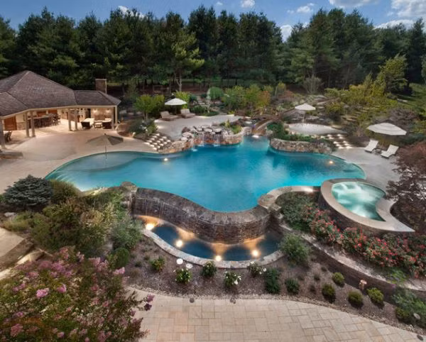 Một hồ bơi tự do có thể được chỉnh sửa thiết kế cấu trúc hoặc các yếu tố cảnh quan xung quanh để tăng sự lôi cuốn.