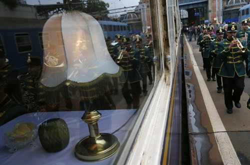 Khi đoàn xe đầu tiên khởi hành từ Budapest hôm 15/10, thậm chí còn có một ban nhạc diễu hành chào mừng. Con tàu này sẽ đi tới thủ đô Tehran của Iran.