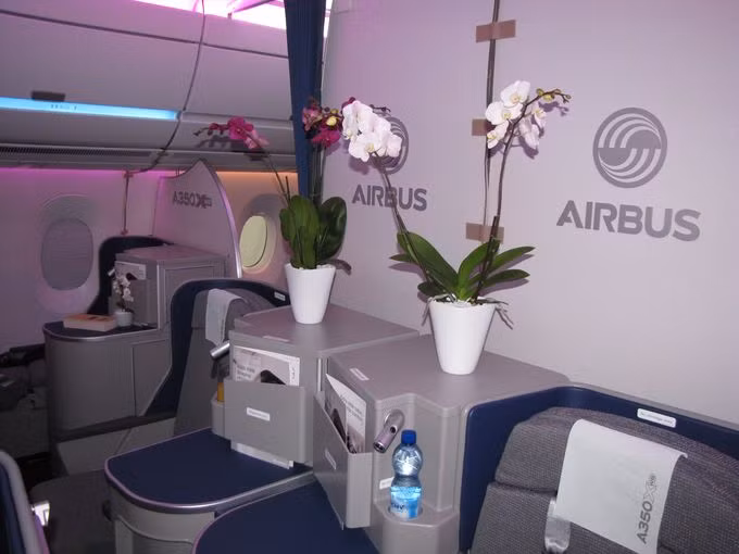 Chỗ ngồi rất thoải mái, rộng rãi và trang bị nhiều tiện nghi như TV, sách báo, ghế ngả với một nút bấm tiện lợi. Một ưu điểm nổi trội của chiếc ghế này là có thể ngay lập tức biến thành giường nằm rất tiện dụng.