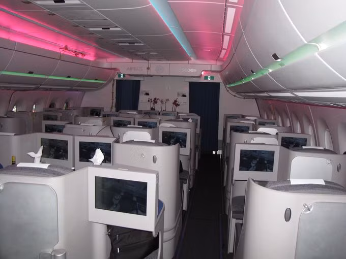 Đặc biệt, khoang hành khách còn trang bị hệ thống đèn led đổi màu nổi bật.