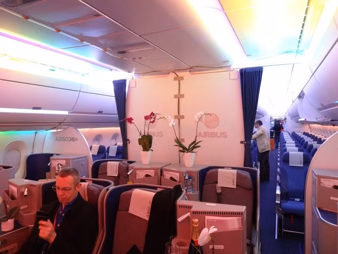 Tại khoang hạng thương gia, mỗi hàng sẽ có 6 ghế. Trong khi đó, khoang hạng phổ thông là 9.