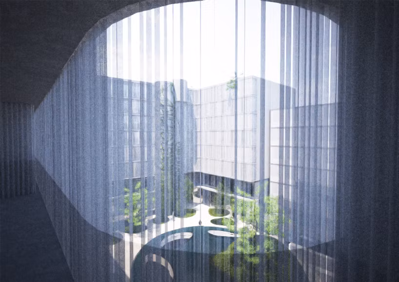 Rèm cửa mờ ảo sau những tấm kính tạo cảm giác mát mẻ.