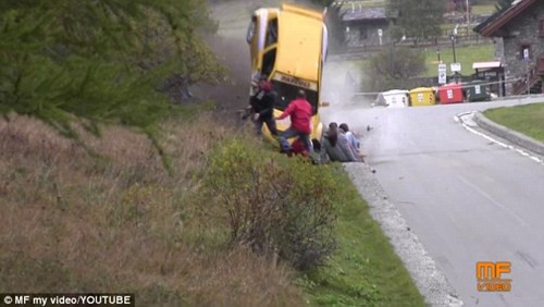 Khi chỉ còn cách vạch đích chừng 800m, chiếc Renault Clio Super 1600 bất ngờ mất lái ở góc cua tại thung lũng Aosta, húc vào gờ đất ven đường và lộn nhào.