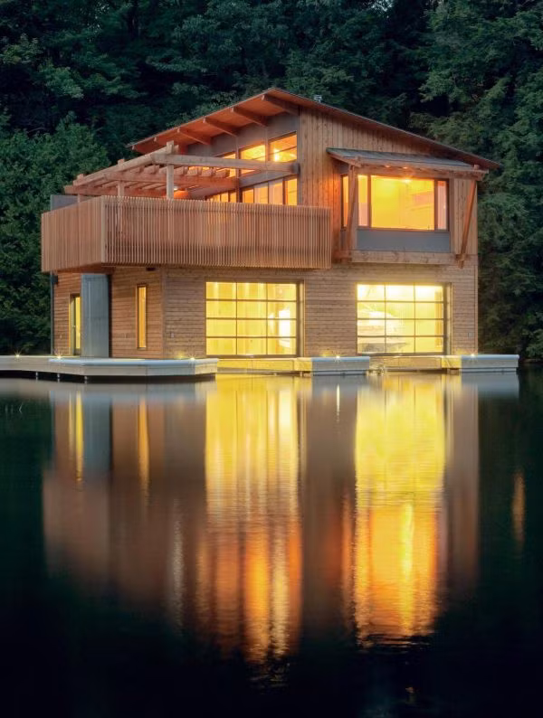  7. Ngôi nhà nổi nằm trên hồ Muskoka ở Ontario, Canada được hoàn thành vào năm 2007. Đây là một dự án của kiến trúc sư Christopher Simmonds với thiết kế đơn giản và mộc mạc. Nội thất của ngôi nhà nổi này được tối giản, hấp dẫn và hiện đại.