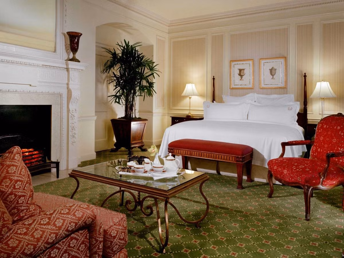 Hiện, khách sạn Waldorf-Astoria có 123 phòng siêu sang nằm trên các tầng cao nhất của tòa nhà 47 tầng. Khu vực phòng hạng sang được gọi là Waldorf Towers với lối đi vào riêng.