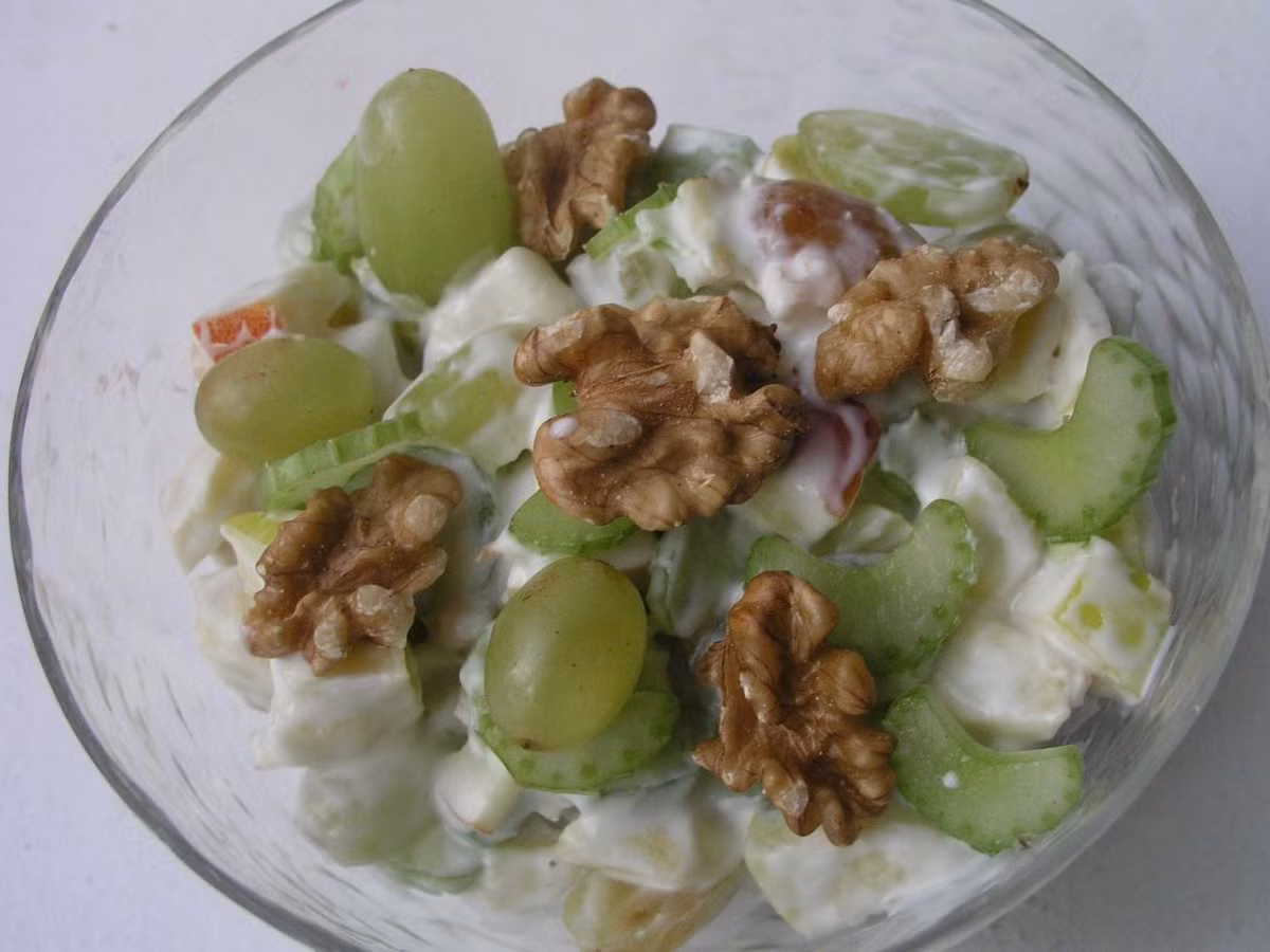 Món Salad Waldorf gồm táo, cần tây và quả óc chó trộn với sốt mayonnaise được sinh ra tại đây.