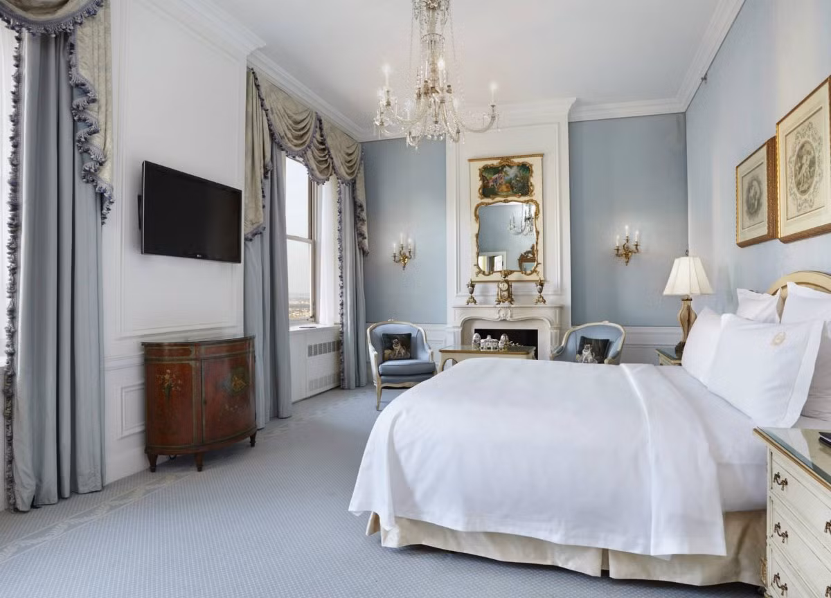 Khách hàng đặt các phòng hạng sang ở khu Waldorf Towers đều nhận được những dịch vụ xa xỉ hàng đầu như quản gia riêng 24h, spa...