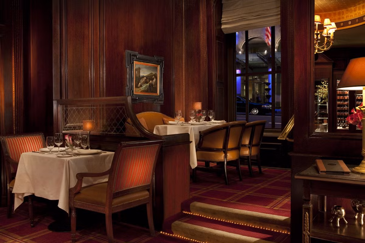 Khách sạn Waldorf-Astoria có nhiều phòng được ốp gỗ màu tối sang trọng.