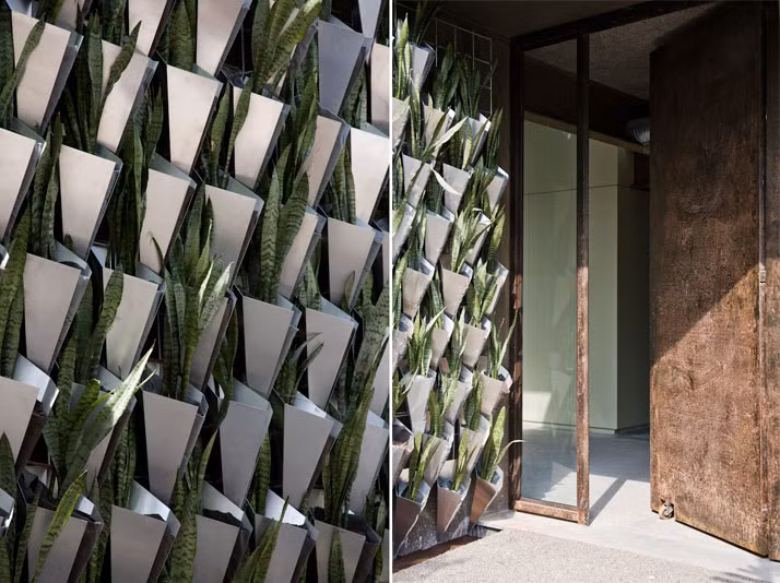 Tổng cộng 3.500 cây xanh bao quanh phòng trưng bày tạo cảm giác thoáng mát và gần gũi với thiên nhiên.