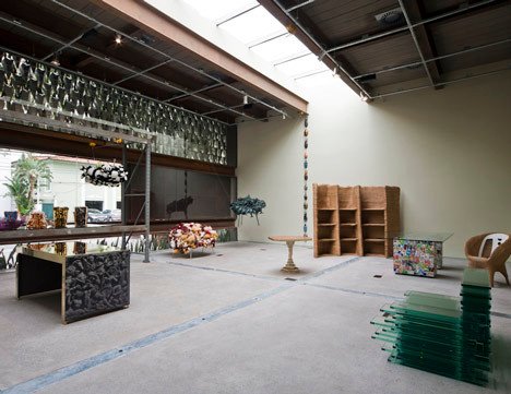 Toàn bộ mặt tiền của tòa nhà gây ấn tượng với hệ thống cây xanh treo phủ kín bề mặt tường và mái.