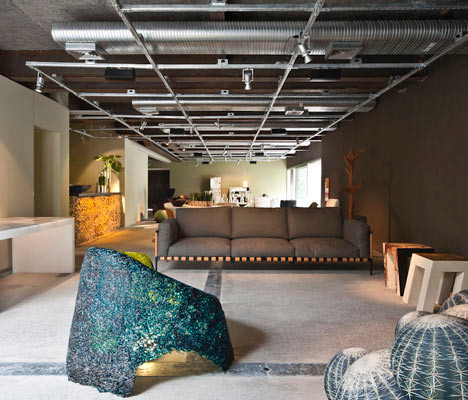 Tất cả các kết cấu thép, ống dẫn máy điều hòa và một mạng lưới các đường dây điện được hiển thị trên trần nhà.