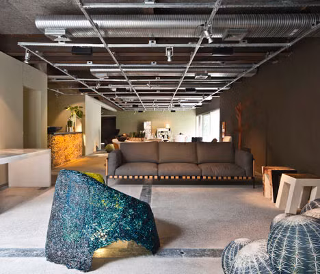 Tất cả các kết cấu thép, ống dẫn máy điều hòa và một mạng lưới các đường dây điện được hiển thị trên trần nhà.