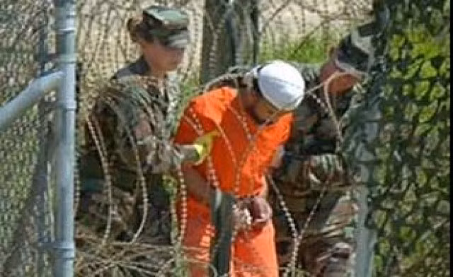 CIA và Ủy ban Tình báo Thượng viện Mỹ tránh dùng từ tra tấn trong các báo cáo. Họ dùng thuật ngữ “kỹ thuật thẩm vấn tăng cường” để đề cập tới các biện pháp tra tấn nhằm lấy thông tin từ nghi can. Nhiều trong số các biện pháp này nằm trong báo cáo mà chính quyền của Tổng thống Obama công bố hoặc nằm trong kết luận của Ủy ban Quốc tế Hội Chữ thập Đỏ (ICRC), Guardian đưa tin.