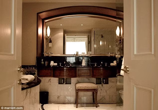 Theo tờ New Zealand Herald, căn phòng mà ông Obama nghỉ ngơi có thể sẽ không giống như trong quảng cáo của khách sạn Marriott. Bởi lẽ, trước chuyến công du của ông Obama, giới chức an ninh Mỹ đã đến đây để thay đổi và điều chỉnh một loạt thiết kế nhằm đảm bảo Tổng thống Obama sẽ không bị nghe lén.