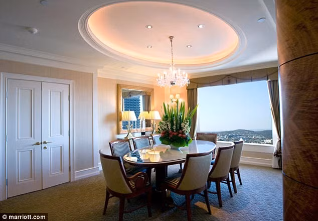 Bữa sáng tự chọn ở khách sạn này có giá 39 USD. Tuy nhiên, ông Obama đã chọn sẽ dùng bữa sáng kiểu Mỹ.