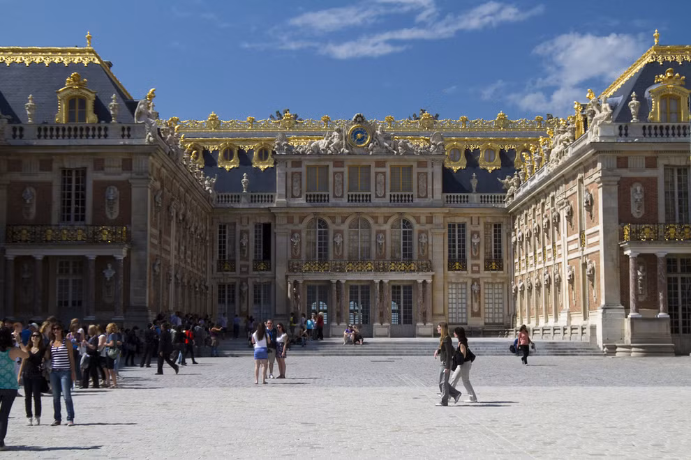 15. Château de Versailles, Pháp. Lâu đài gây ấn tượng với các con số khổng lồ như có 2.300 phòng, 67 cầu thang và 5.210 mảnh đồ nội thất.