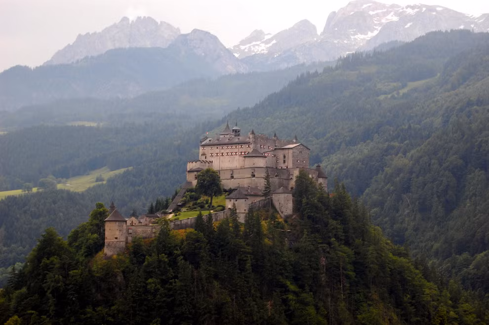 6. Hohenwerfen Castle, Áo. Lâu đài từ thế kỷ 11 này được bao quanh bởi dãy núi Berchtesgaden Alps và dãy núi Tennengebirge. Ảnh chụp bên ngoài lâu đài này được sử dụng như một khách sạn Pháp trong bộ phim Just Married.