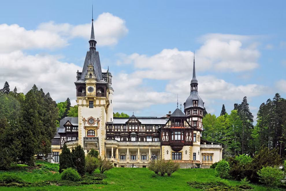 8. Peles Castle, Romania. Lâu đài được xây dựng theo lối kiến trúc Neo-Renaissance (Tân Phục Hưng) này nằm ở vùng núi Carpathian, được xây dựng vào khoảng năm 1873-1914.