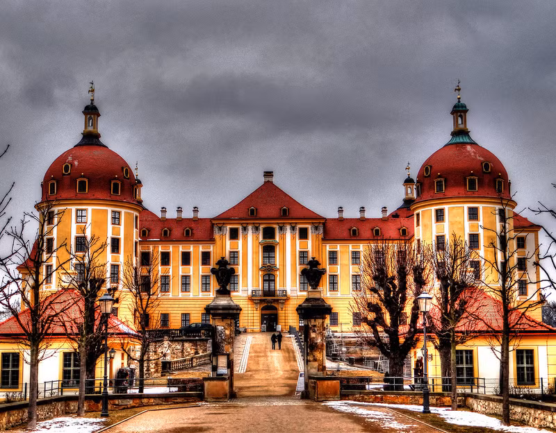 9. Schloss Moritzburg, Đức. Moritzburg là cung điện có kiến trúc Barôc ở bang Saxony, nằm cách thủ phủ Dresden khoảng 13km về phía Tây Bắc. Lâu đài có 4 tháp hình trụ và nằm trên một hòn đảo nhân tạo. Công trình này được xây từ năm 1542 đến 1546, sau khi Công tước Moritz vùng Saxony đi săn và dựng trại ở đây. Ngoài ra, các hồ nước và cánh rừng xung quanh là khu vực săn bắn ưa thích cho các du khách.