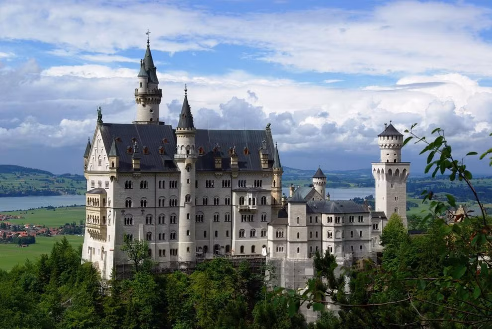 4. Lâu đài Neuschwanstein, Đức. Lâu đài này nằm ở miền nam nước Đức do Vua Ludwig II của Bayern cho xây dựng. Lâu đài này trở thành một trong những điểm du lịch nổi tiếng nhất của Đức. Sau khi ông qua đời vào năm 1886, Neuschwanstein mở cửa cho công chúng tham quan và đã có hơn 60 triệu du khách ghé thăm nơi này.