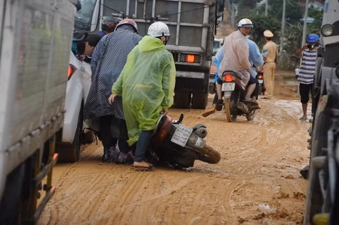 Nhiều xe máy di chuyển trên tuyến đường này cũng liên tục bị ngã. Theo lực lượng Thanh tra giao thông và CSGT tỉnh Kon Tum, nguyên nhân khiến ôtô bị lật và xe máy bị ngã là do đường Hồ Chí Minh đi qua TP Kon Tum đang thi công.