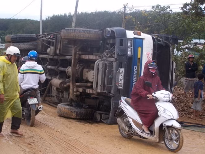 Sau nhiều vụ lật xe xảy ra, thanh tra Sở GTVT và Cảnh sát giao thông tỉnh Kon Tum đã có mặt tại hiện trường để chỉ đạo, xử lý sự cố và điều tiết giao thông.