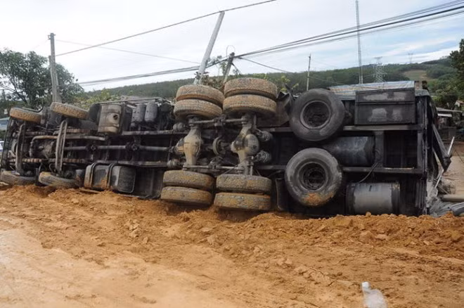 Trước đó, từ tối 29/11, do ảnh hưởng của bão số 4 nên trên địa bàn Kon Tum có mưa lớn khiến mặt đường trở nên lầy lội, trơn trợt, khi lái xe bất cẩn là sẽ bị lật xe. Mặt đường trơn trượt cũng đã khiến hàng chục người lưu thông bằng xe máy cũng bị lật tương tự.