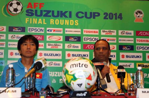 HLV Miura (trái) và Solleh trong buổi họp báo trước trận đấu bán kết lượt về giữa VN và Malaysia diễn ra trên sân Mỹ Đình vào tối 11/12. Ảnh: N.K.