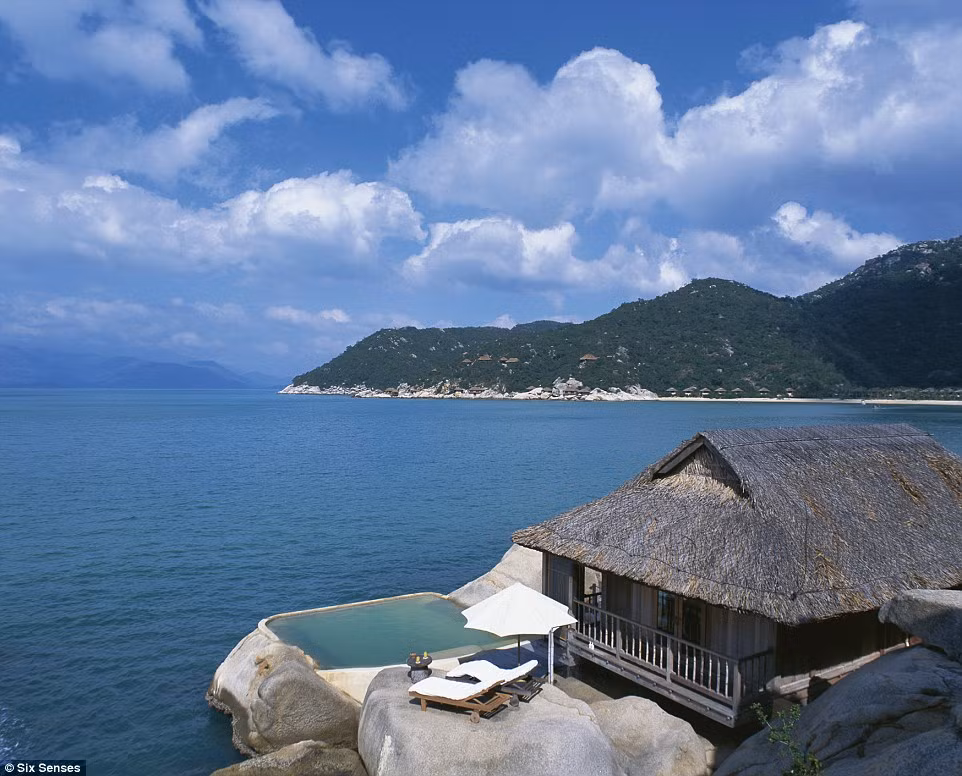 Hơn 20.000 giám khảo và các độc giả đã tham gia bình chọn để bầu ra danh sách rút gọn, sau đó 3 giám khảo nổi tiếng là người quyết định cuối cùng.