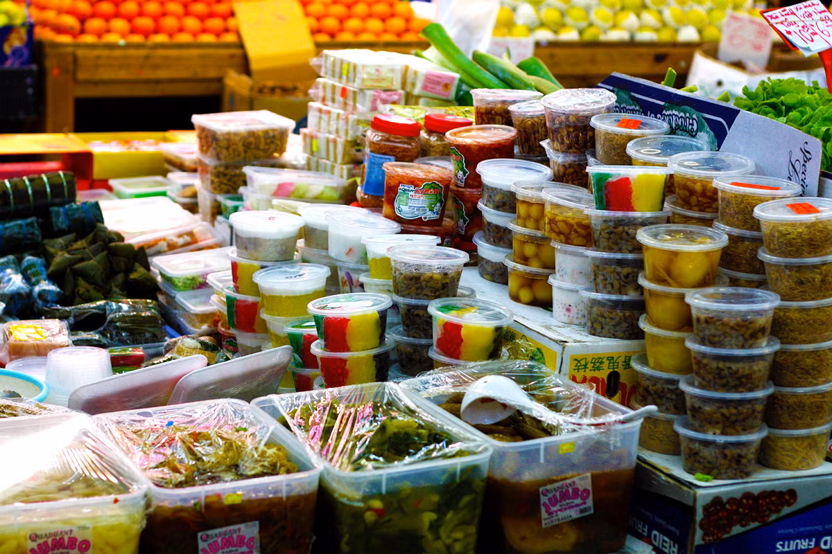 Chợ Footscray có gian hàng trái cây, rau quả lớn bán kèm với những đồ khô như mì, nước tương, gia vị… Vài ba quán ăn nhỏ có bán thức ăn “take away”, người Mỹ gọi là “food to go” còn người Việt thì nói đơn giản là… “bỏ bịch đem về”.