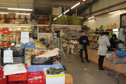 Toàn bộ trung tâm rộng 185.000 m2 gồm 4 khu nhà (được gọi là Halle) với 450 hộ gia đình kinh doanh và 1.000 người làm việc thường xuyên ở đây. Các gian hàng ở đây rất phong phú, đa dạng, từ quần áo, thời trang, hàng may mặc, đến đồ gia dụng, hàng thủ công, thực phẩm...