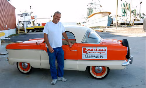 Người dân Louisiana gắn bó với nghề khai thác và chế biến tôm qua nhiều thế hệ. Nổi tiếng tiểu bang này là gia đình ông Robert Collins (ảnh) với ba đời làm nghề chế biến tôm khô. Con trai của ông Robert cũng đang học việc và sẽ tiếp tục nối nghiệp cha, tiếp quản công ty chế biến tôm khô truyền thống của gia đình.