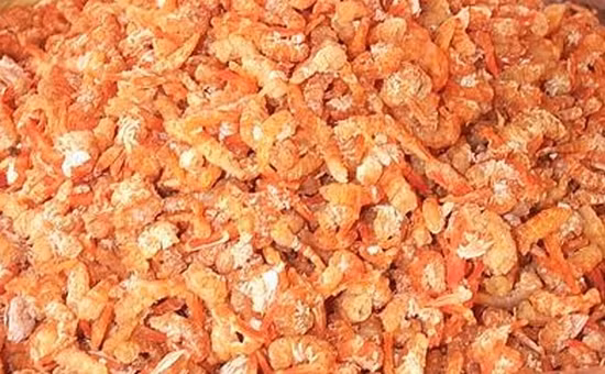 Trong quá trình này, người chế biến luôn theo dõi chặt chẽ thời gian làm khô, nhiệt độ, tỷ lệ không khí bề mặt và nhiệt độ không khí lò sấy. Qua đó có thể kiểm soát được kích cỡ tôm đồng nhất, khối lượng tôm mỗi buồng sấy, kích thước buồng sấy, nhiệt độ không khí đối lưu cưỡng bức và lưu lượng dòng không khí của máy sấy.