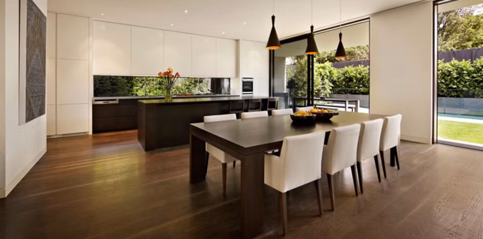 Kiểu bếp với cửa kính lớn nhìn ra không gian xanh mát bên ngoài cũng khiến gia chủ thích thú với việc nấu ăn.