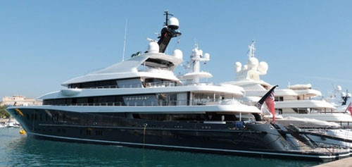 Ngoài cuộc sống xa hoa với việc sắm biệt thự, du thuyền, chuyên cơ riêng, tỷ phú 64 tuổi này cũng dành khá nhiều tiền cho việc làm từ thiện. Năm 2012, Kulczyk đã rất hào phóng khi đóng góp 6 triệu USD cho bảo tàng Do Thái ở Ba Lan.