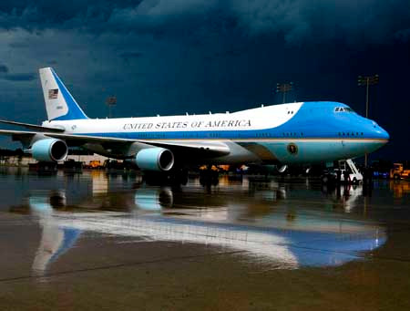 Những chiếc máy bay chở người đứng đầu Nhà Trắng đều được gọi với cái tên là chuyên cơ Không Lực Một (Air Force One). Chuyên cơ Air Force One được Nhà Trắng đặt hãng Boeing phiên bản riêng, là một pháo đài đúng nghĩa với hệ thống tên lửa đánh chặn, giảm chấn hạt nhân hiện đại nhất thế giới, có thể bay liên tục hàng tuần với hệ thống tiếp liệu trên không. Những chiếc máy bay chở người đứng đầu Nhà Trắng đều được gọi với cái tên là chuyên cơ Không Lực Một (Air Force One). Chuyên cơ Air Force One được Nhà Trắng đặt hãng Boeing phiên bản riêng, là một pháo đài đúng nghĩa với hệ thống tên lửa đánh chặn, giảm chấn hạt nhân hiện đại nhất thế giới, có thể bay liên tục hàng tuần với hệ thống tiếp liệu trên không.