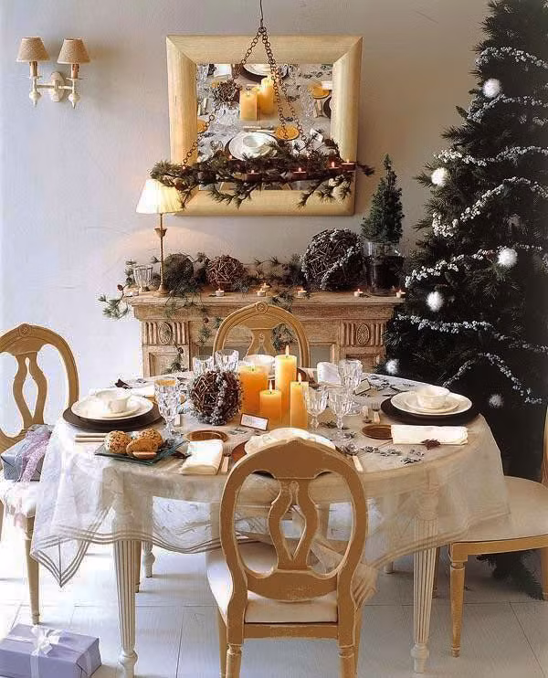  3. Ánh nến lung linh: Giáng sinh thường không thể thiếu đi ánh nến. Trong các bữa tiệc Giáng sinh của người phương Tây, bạn thường thấy các gia đình vẫn dùng nến để thắp sáng hoàn toàn. Những ánh nến lung linh sẽ tạo nên không gian huyền ảo, ấm cúng cho Giáng sinh.